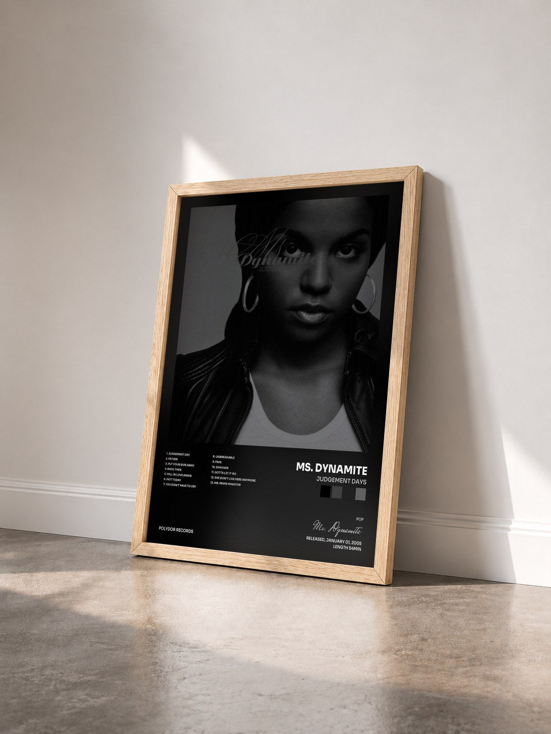 #bois Tableau de l'album Judgement Days de Ms. Dynamite vu de trois quarts, cadre en bois brut