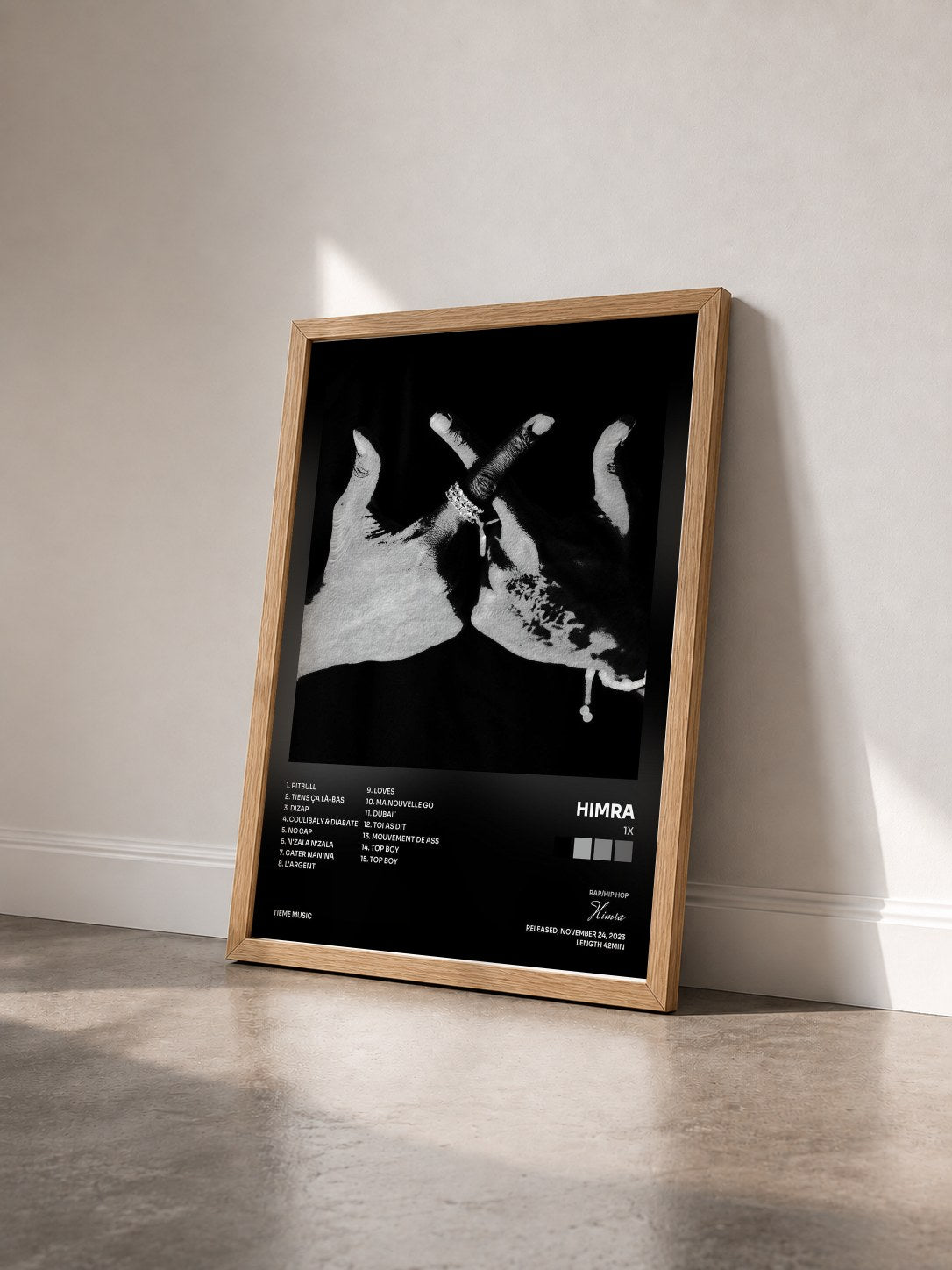 #bois Tableau de l'album 1X de Himra vu de trois quarts, cadre en bois brut
