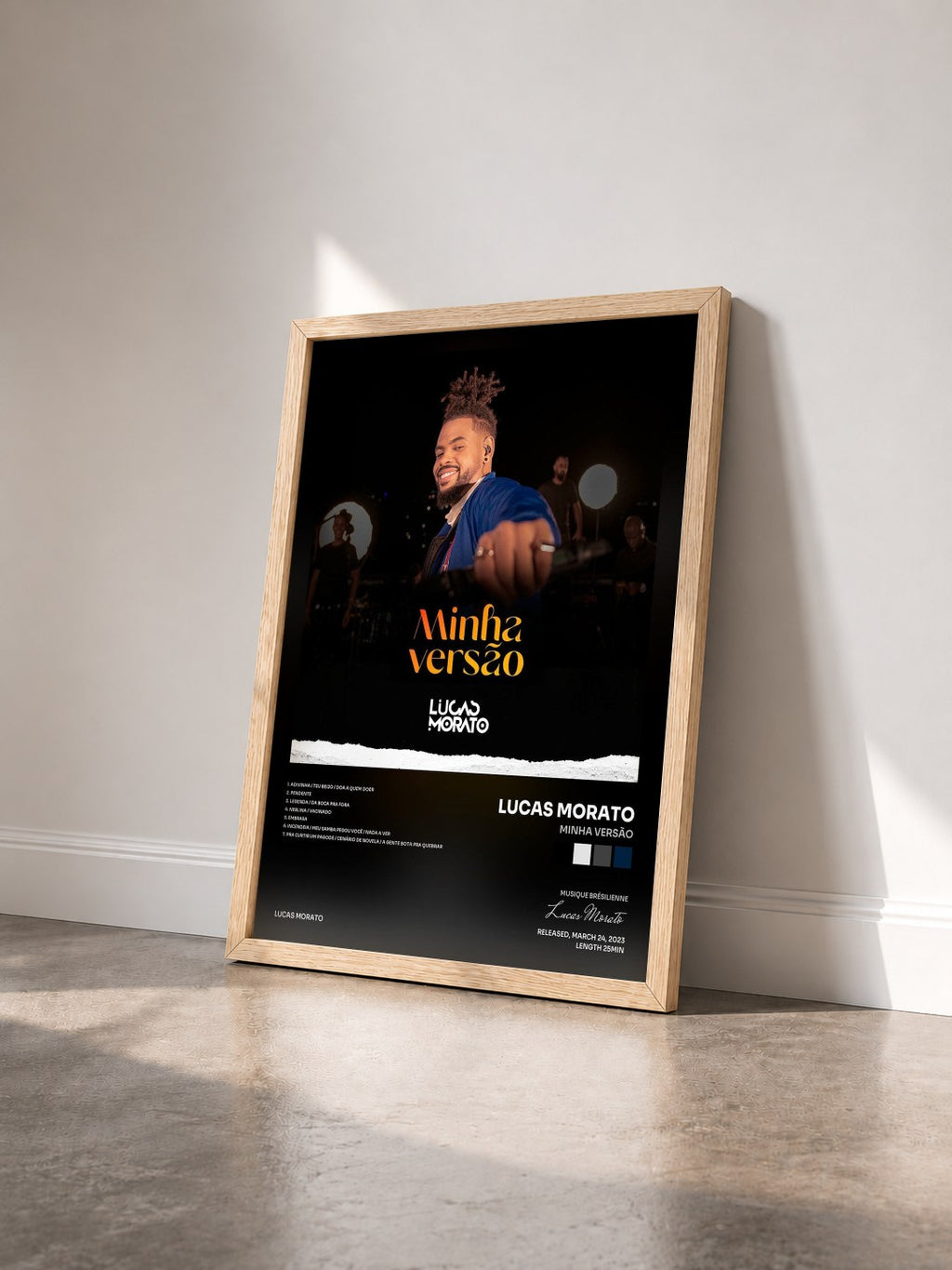 #bois Tableau de l'album Minha Versão de Lucas Morato vu de trois quarts, cadre en bois brut