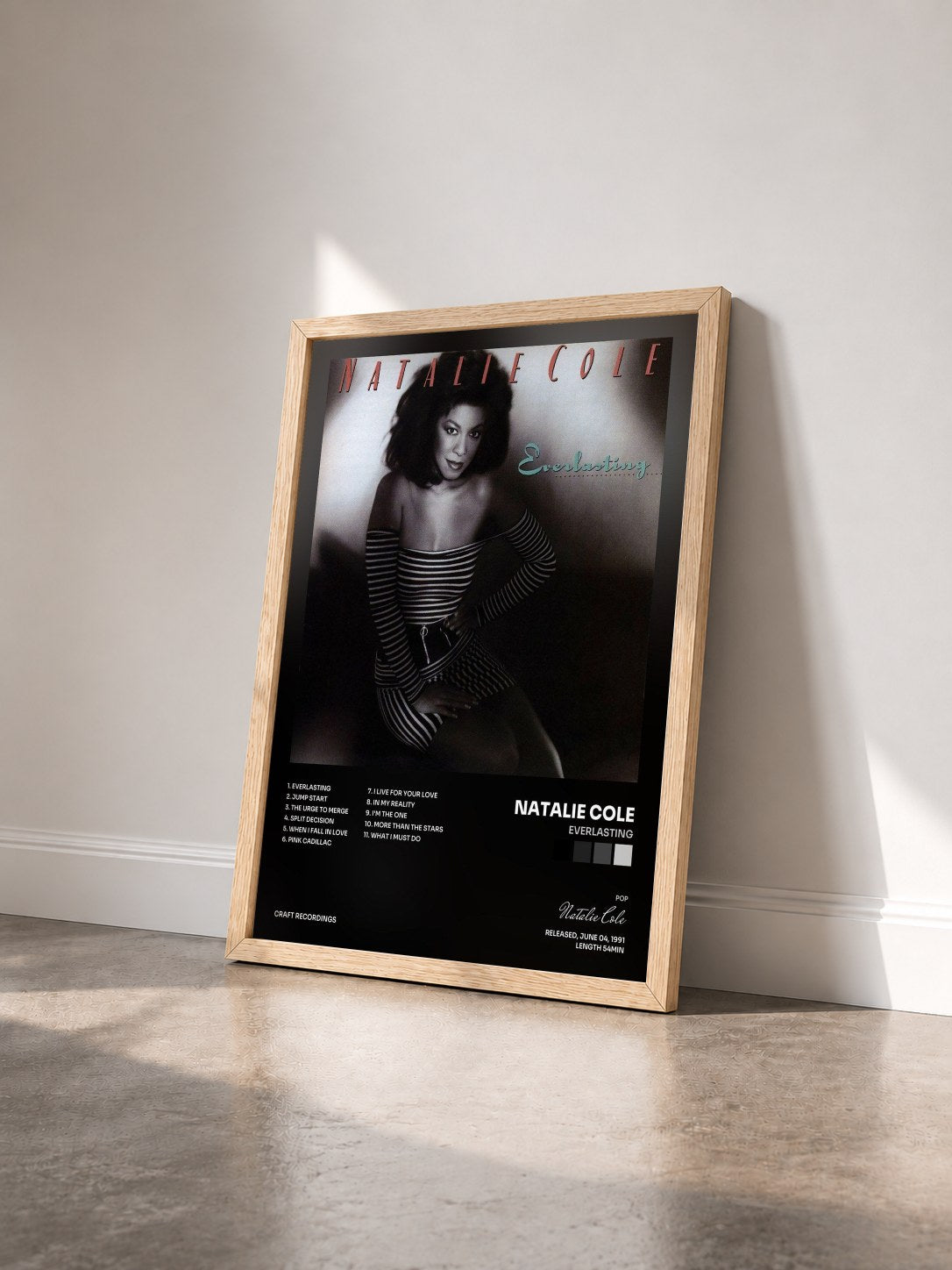 #bois Tableau de l'album Everlasting de Natalie Cole vu de trois quarts, cadre en bois brut