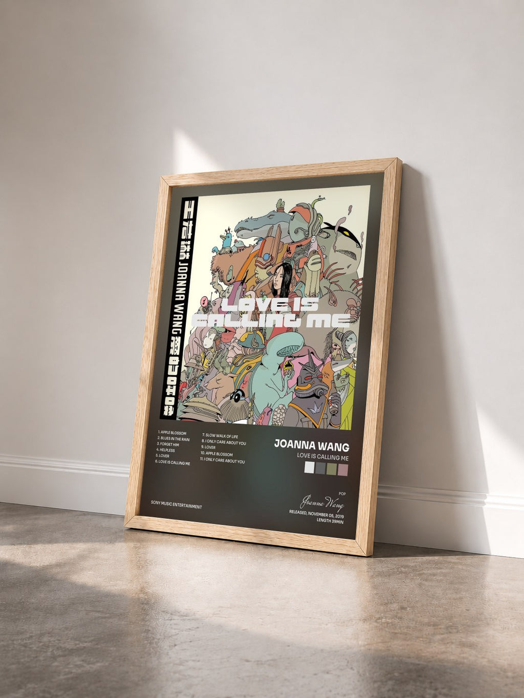 #bois Tableau de l'album Love is Calling Me de Joanna Wang vu de trois quarts, cadre en bois brut