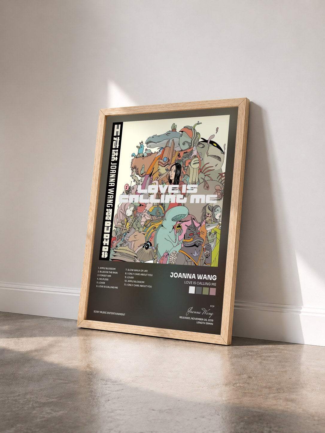#bois Tableau de l'album Love is Calling Me de Joanna Wang vu de trois quarts, cadre en bois brut