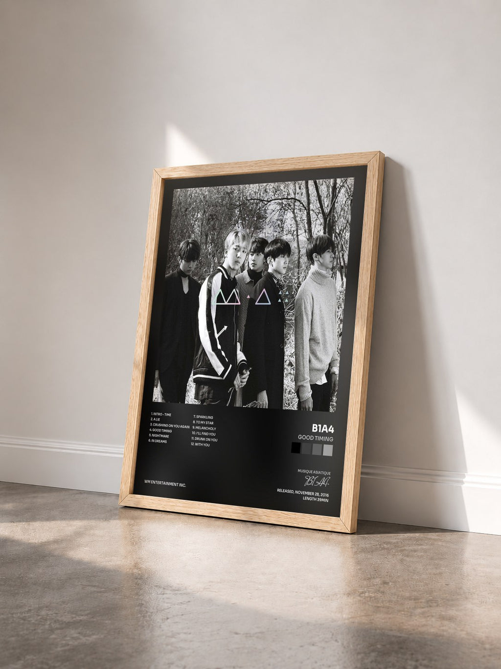 #bois Tableau de l'album GOOD TIMING de B1A4 vu de trois quarts, cadre en bois brut