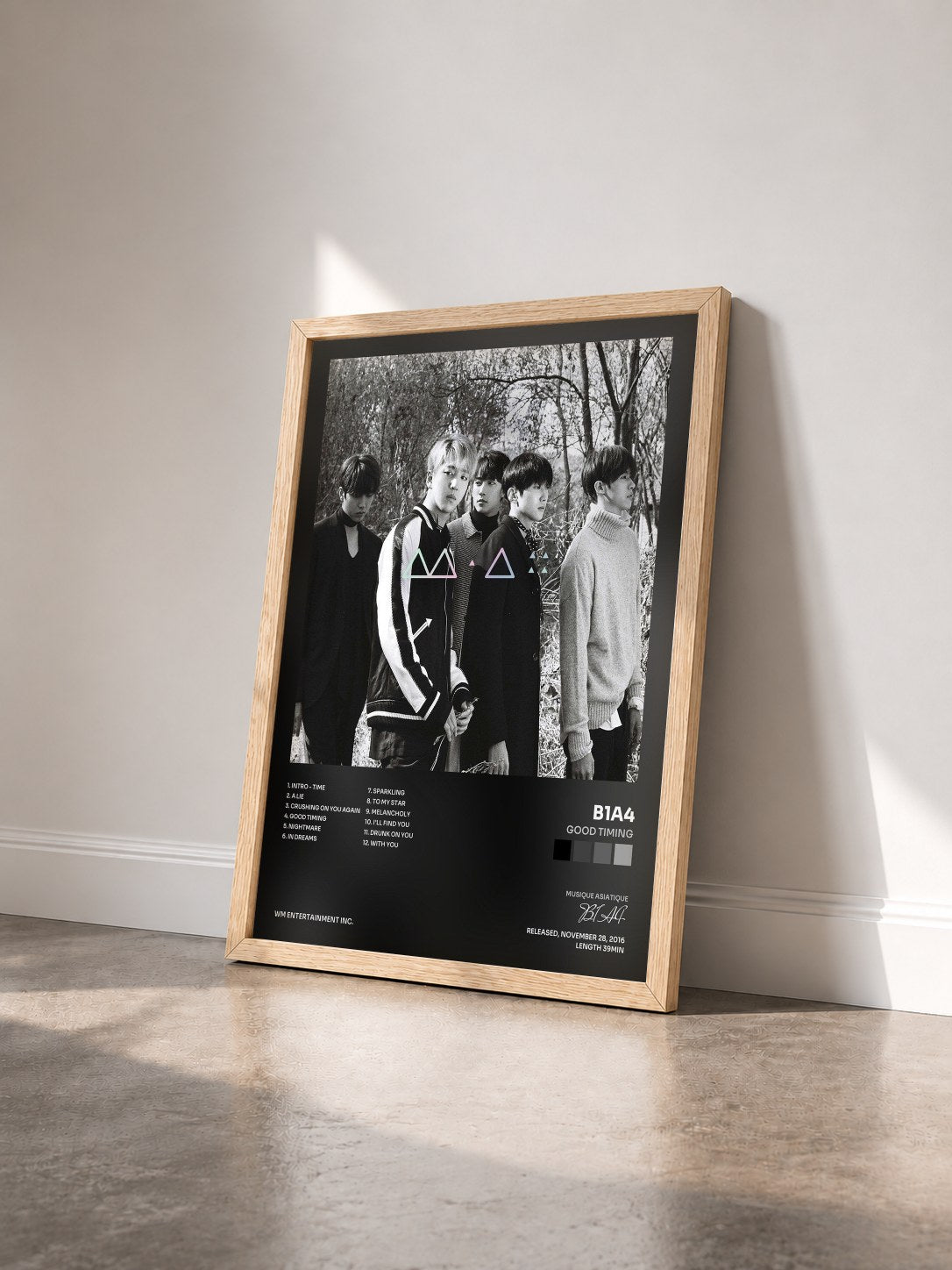#bois Tableau de l'album GOOD TIMING de B1A4 vu de trois quarts, cadre en bois brut