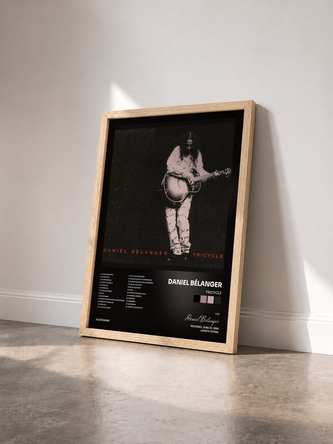 #bois Tableau de l'album Tricycle de Daniel Bélanger vu de trois quarts, cadre en bois brut