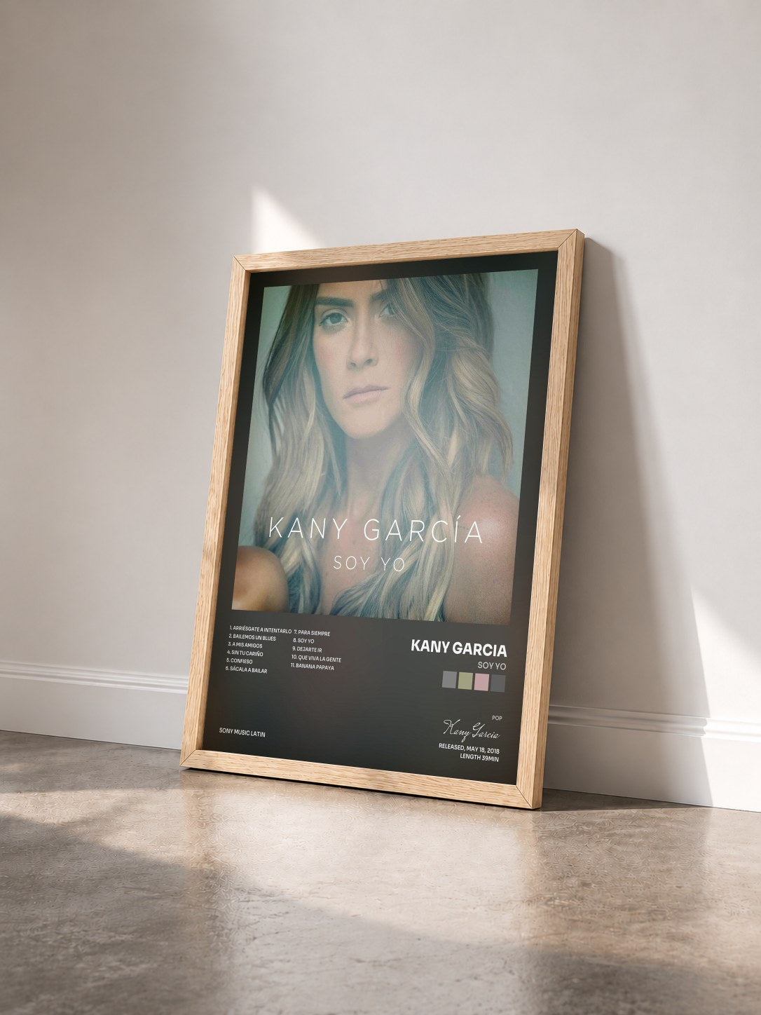 #bois Tableau de l'album Soy Yo de Kany Garcia vu de trois quarts, cadre en bois brut