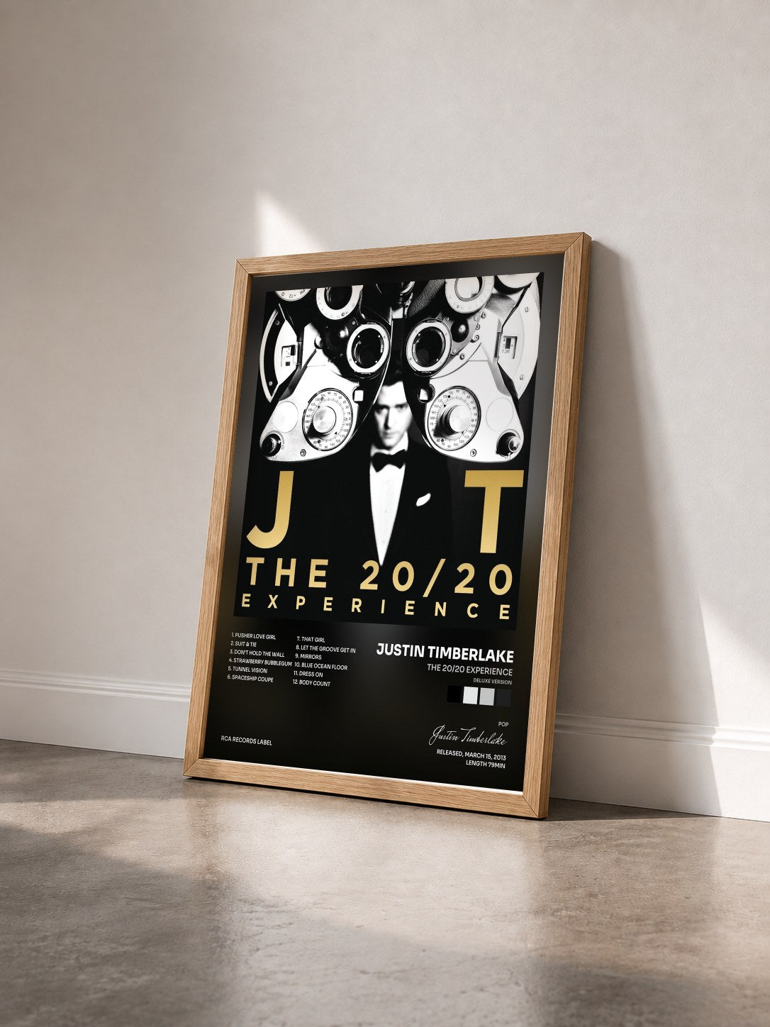 #bois Tableau de l'album The 20/20 Experience (Deluxe Version) de Justin Timberlake vu de trois quarts, cadre en bois brut