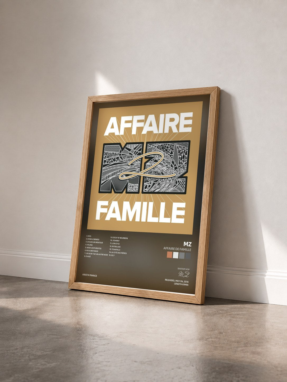 #bois Tableau de l'album Affaire de famille de MZ vu de trois quarts, cadre en bois brut