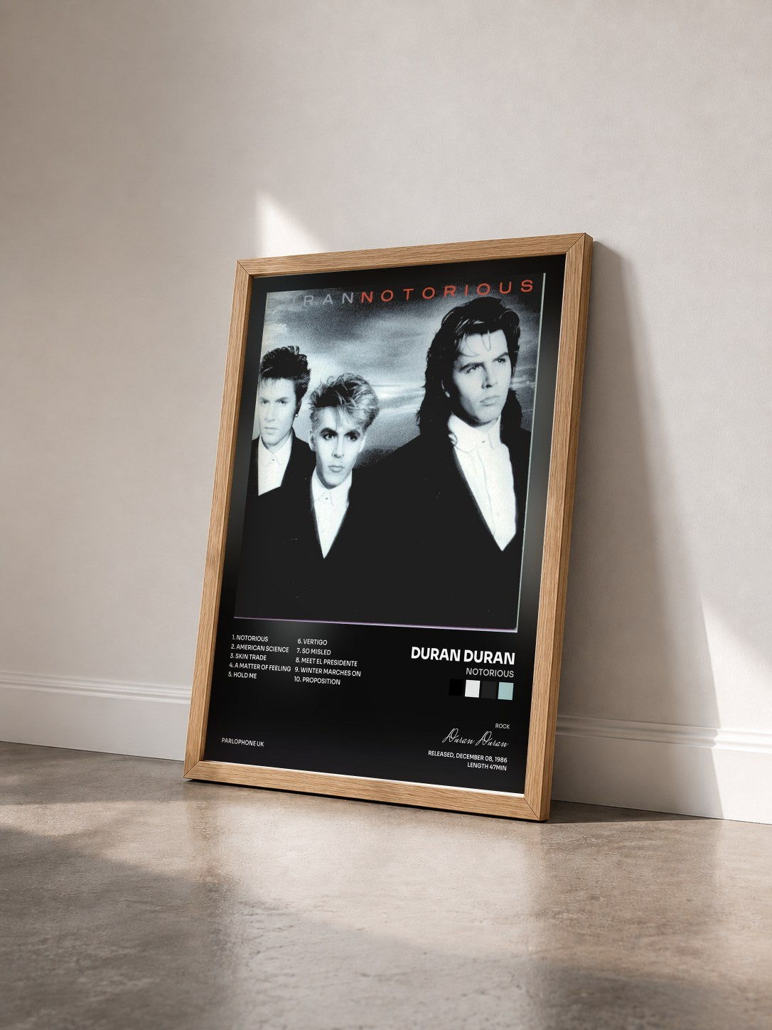 #bois Tableau de l'album Notorious de Duran Duran vu de trois quarts, cadre en bois brut