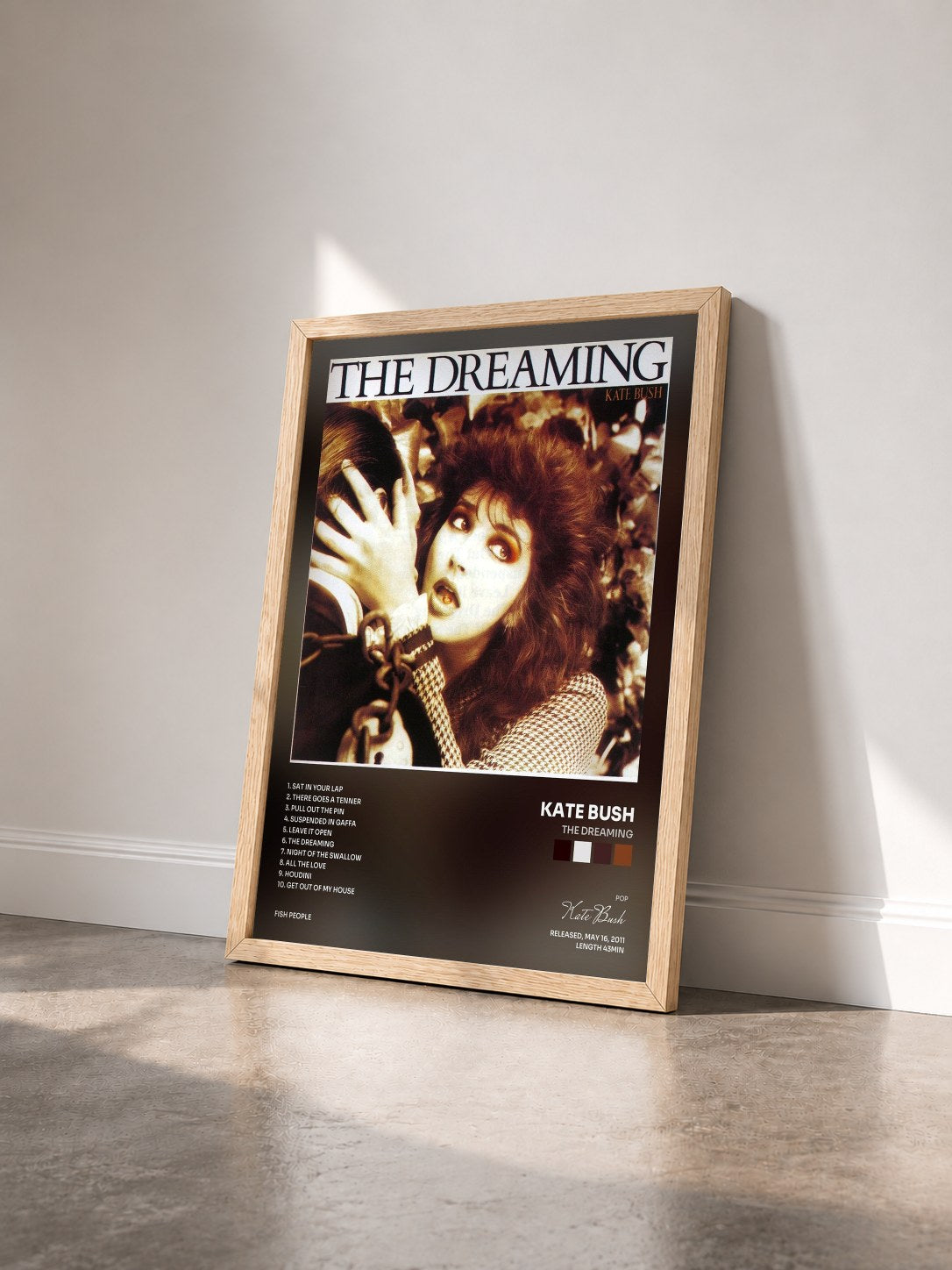 #bois Tableau de l'album The Dreaming de Kate Bush vu de trois quarts, cadre en bois brut