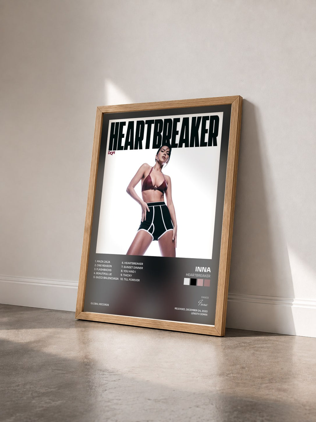 #bois Tableau de l'album Heartbreaker de Inna vu de trois quarts, cadre en bois brut