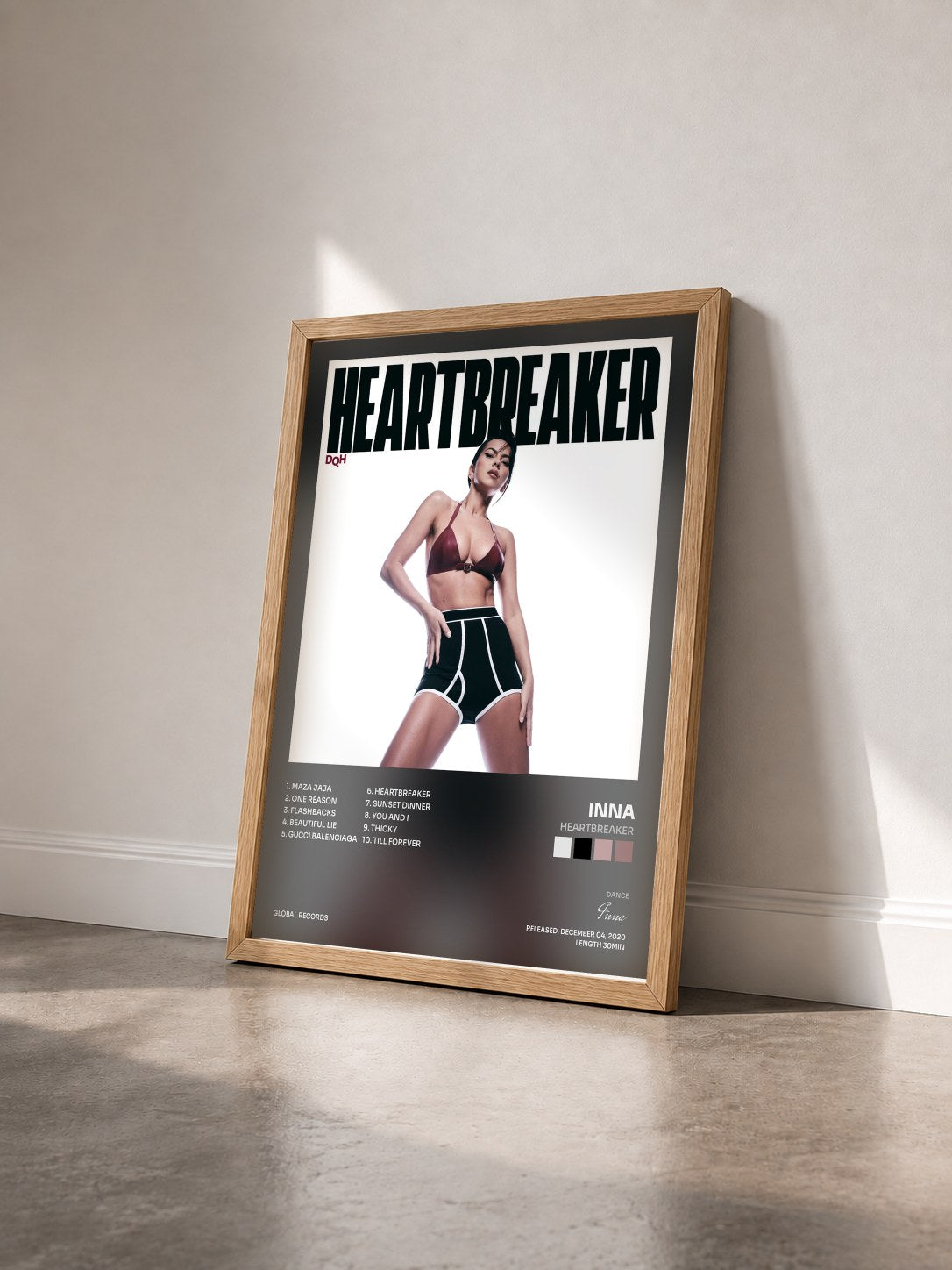 #bois Tableau de l'album Heartbreaker de Inna vu de trois quarts, cadre en bois brut