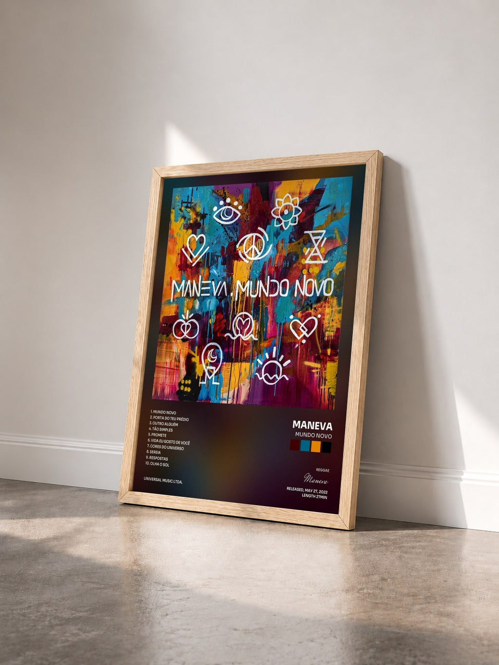 #bois Tableau de l'album Mundo Novo de Maneva vu de trois quarts, cadre en bois brut