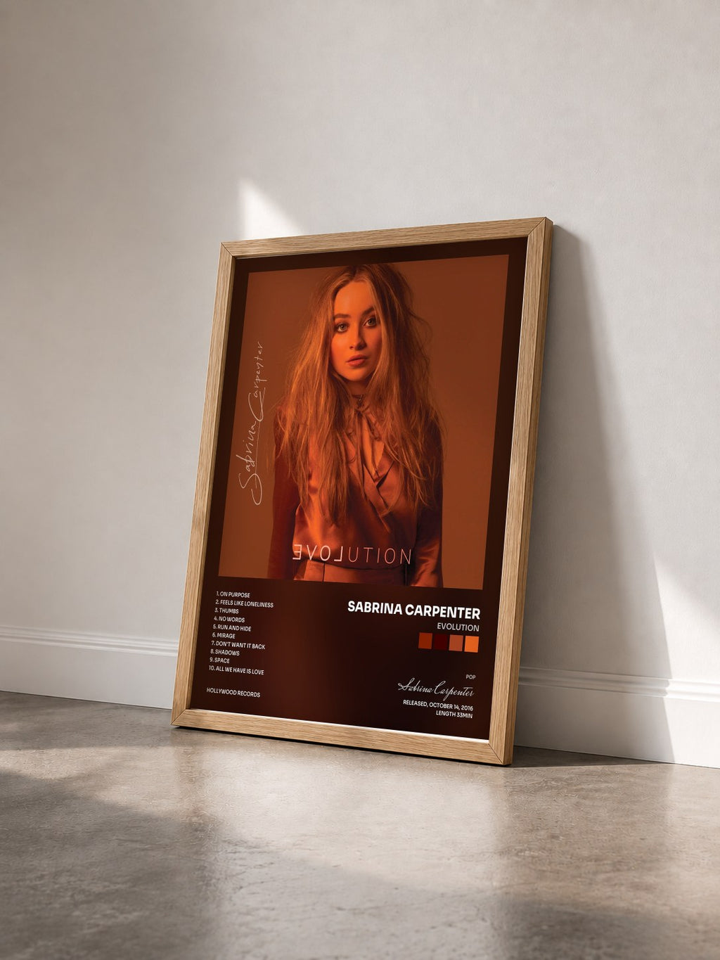#bois Tableau de l'album EVOLution de Sabrina Carpenter vu de trois quarts, cadre en bois brut