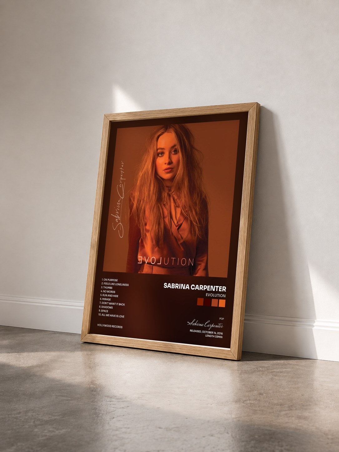#bois Tableau de l'album EVOLution de Sabrina Carpenter vu de trois quarts, cadre en bois brut