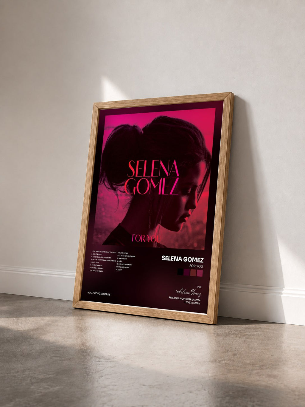 #bois Tableau de l'album For You de Selena Gomez vu de trois quarts, cadre en bois brut