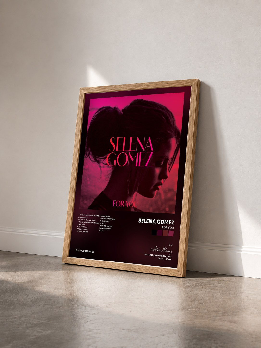 #bois Tableau de l'album For You de Selena Gomez vu de trois quarts, cadre en bois brut