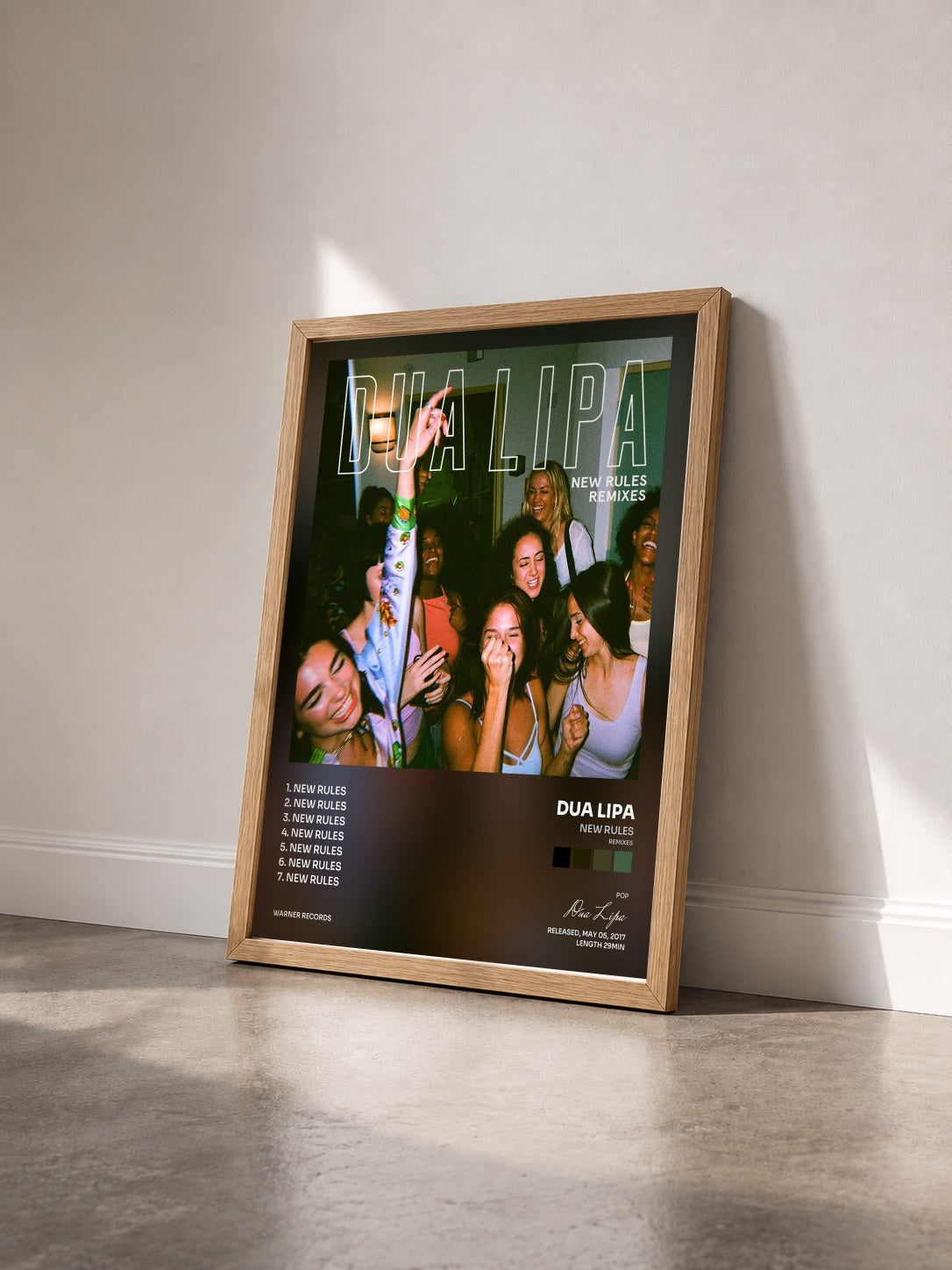 #bois Tableau de l'album New Rules (Remixes) de Dua Lipa vu de trois quarts, cadre en bois brut
