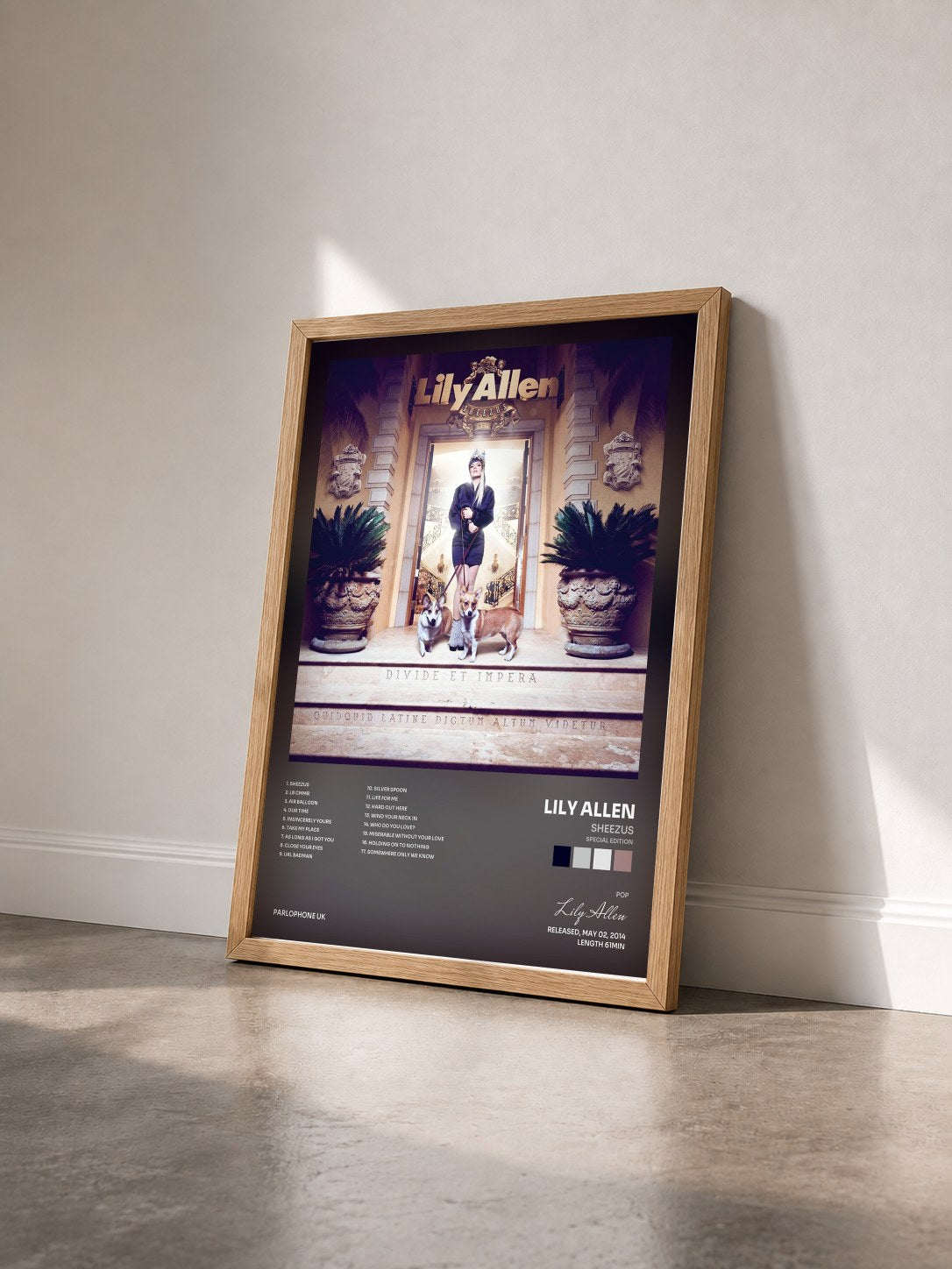 #bois Tableau de l'album Sheezus (Special Edition) de Lily Allen vu de trois quarts, cadre en bois brut