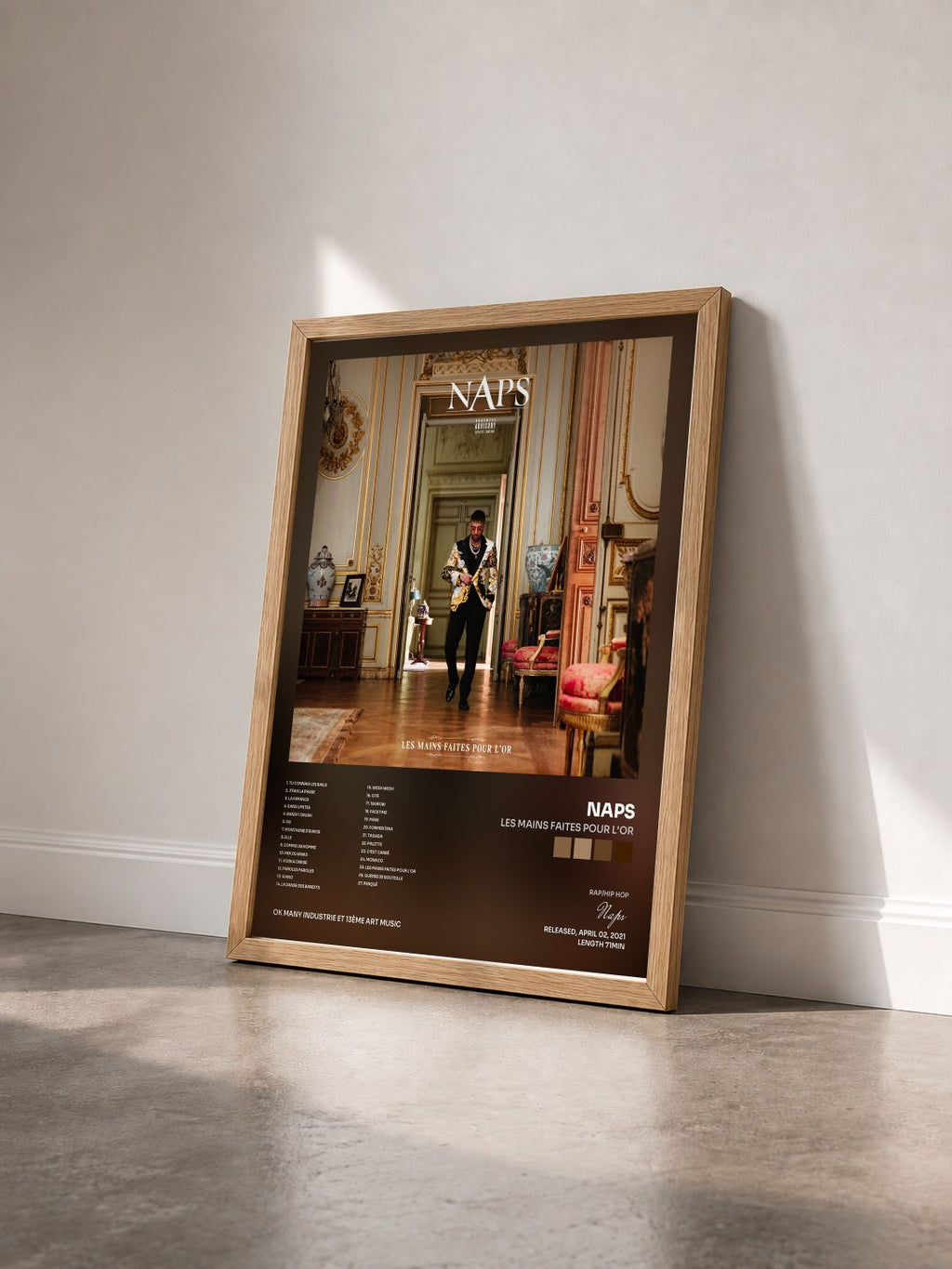 #bois Tableau de l'album Les mains faites pour l'or de Naps vu de trois quarts, cadre en bois brut