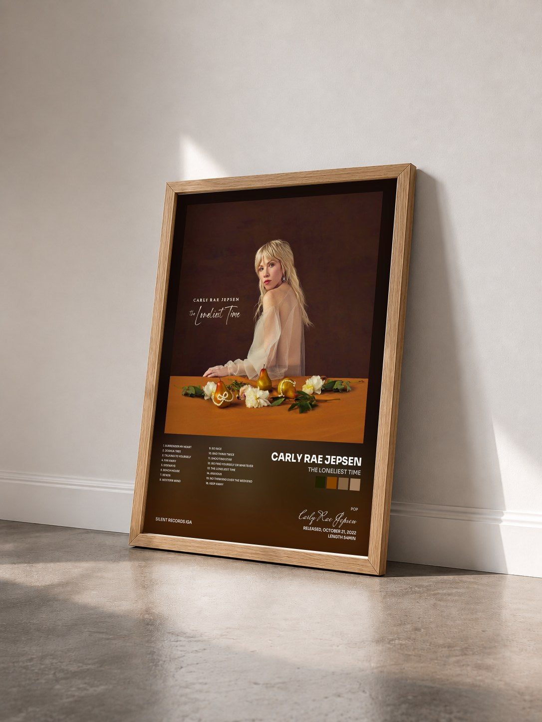 #bois Tableau de l'album The Loneliest Time de Carly Rae Jepsen vu de trois quarts, cadre en bois brut