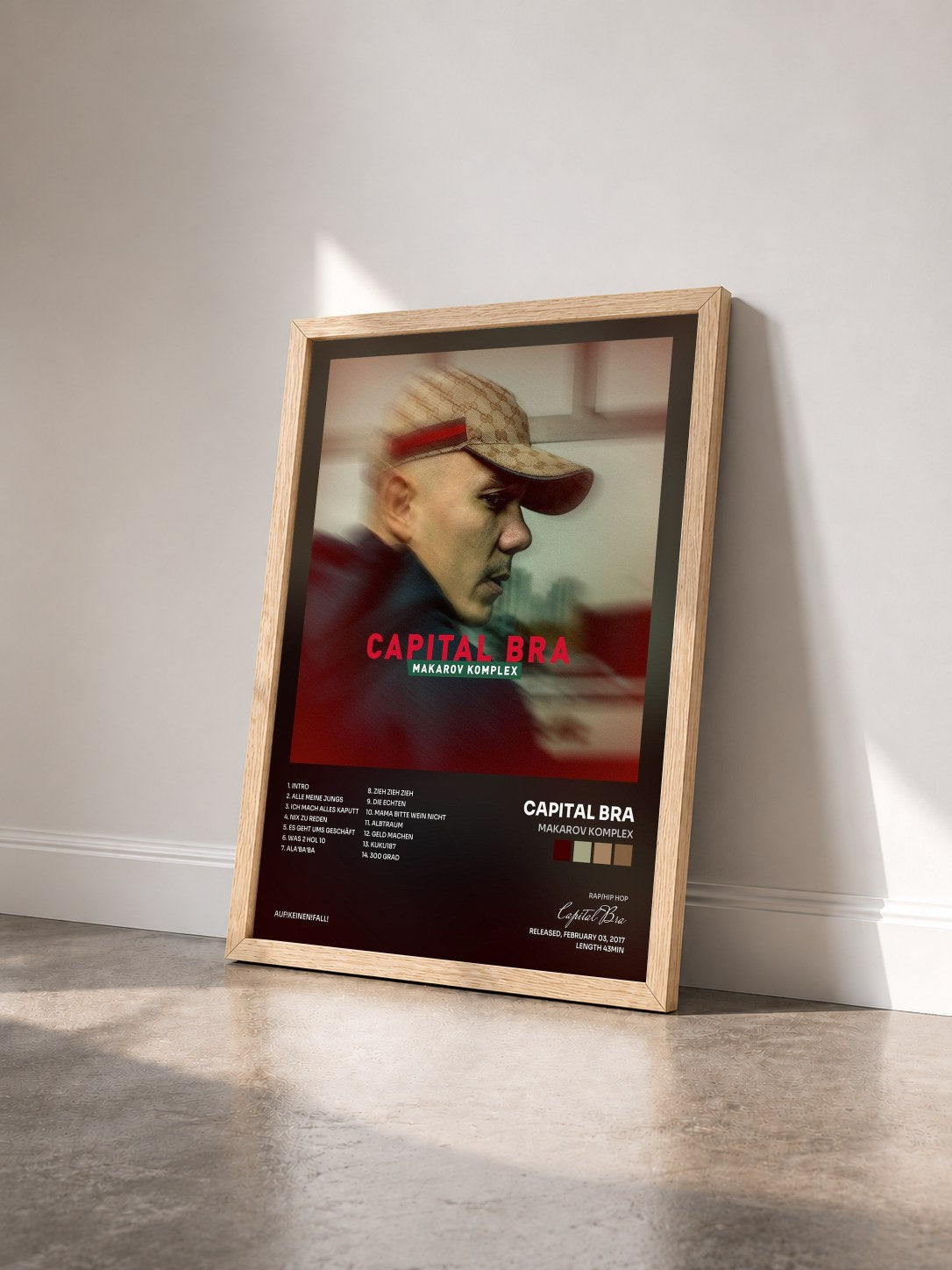 #bois Tableau de l'album Makarov Komplex de Capital Bra vu de trois quarts, cadre en bois brut