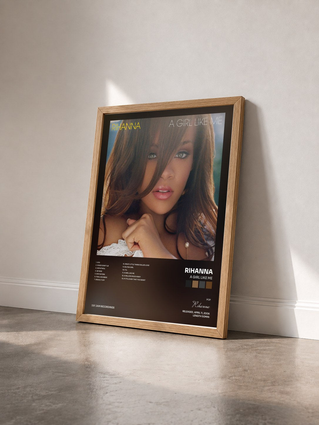 #bois Tableau de l'album A Girl Like Me de Rihanna vu de trois quarts, cadre en bois brut