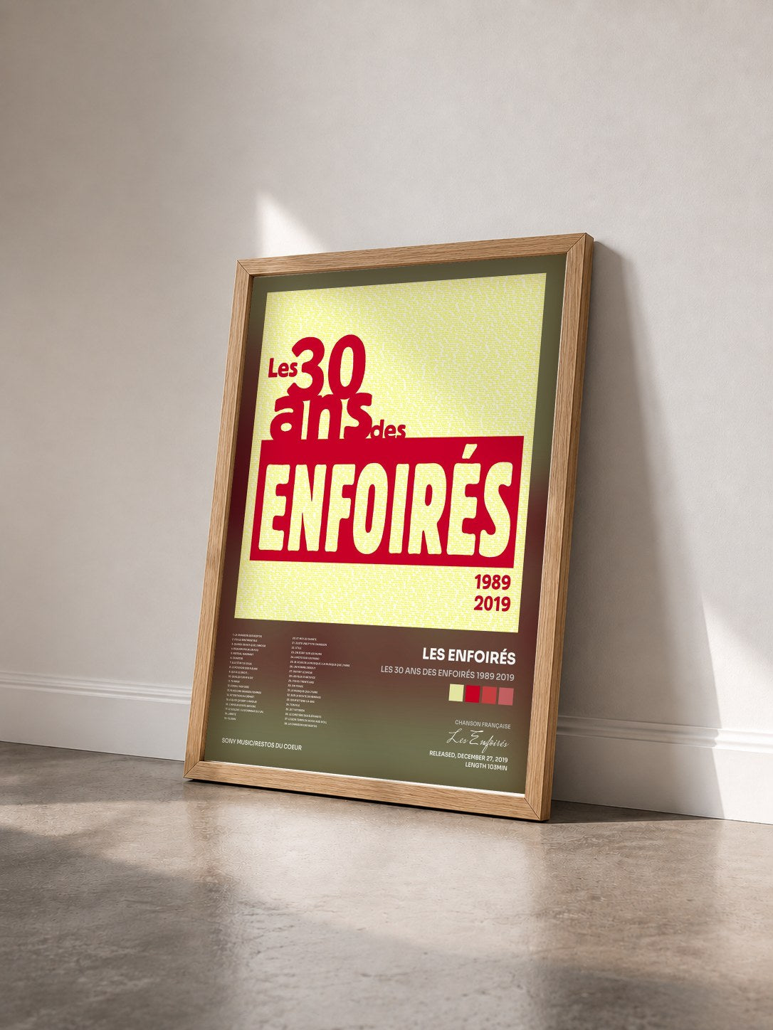 #bois Tableau de l'album Les 30 ans des Enfoirés 1989 2019 de Les Enfoirés vu de trois quarts, cadre en bois brut