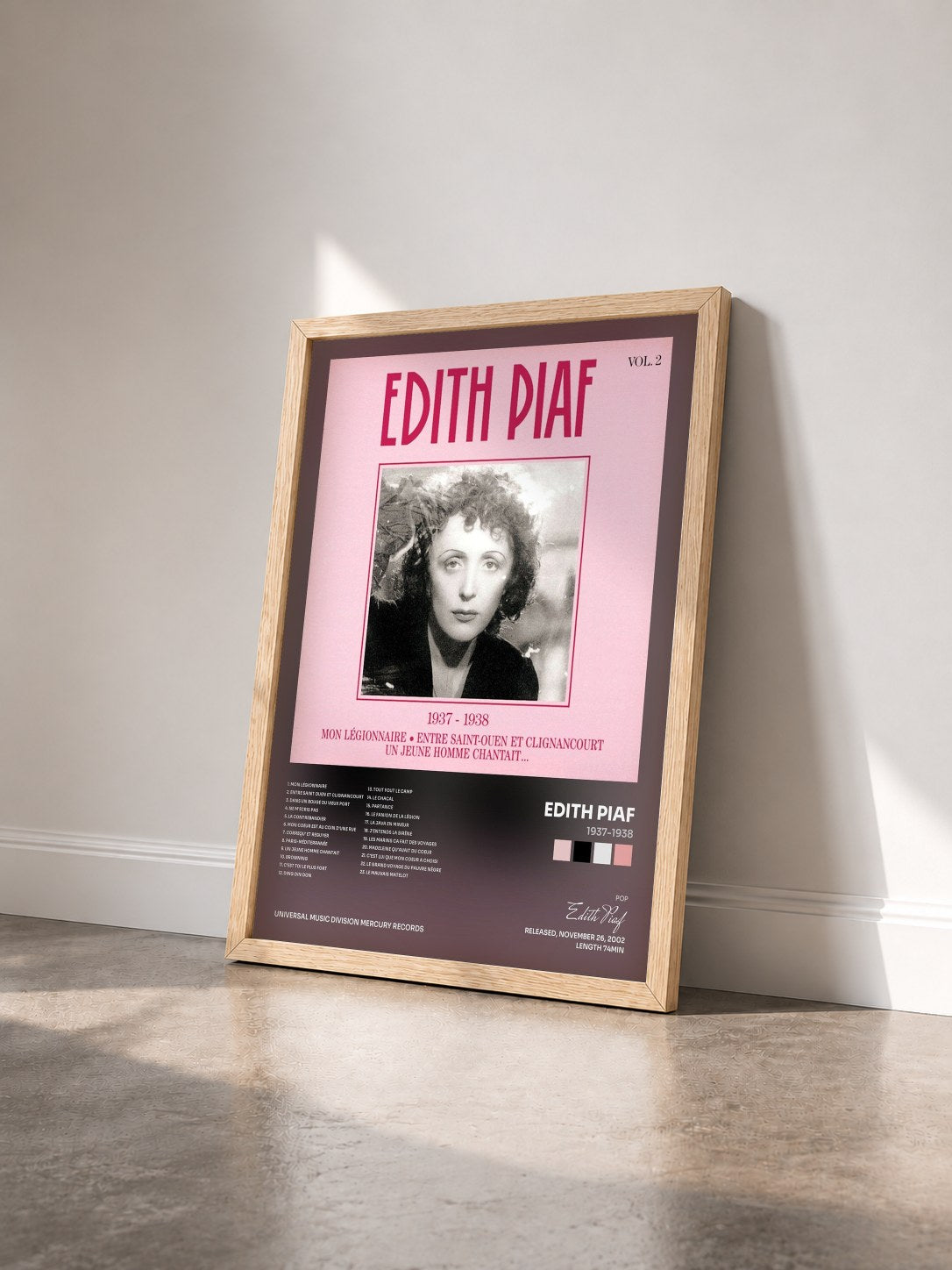 #bois Tableau de l'album 1937-1938 de Edith Piaf vu de trois quarts, cadre en bois brut