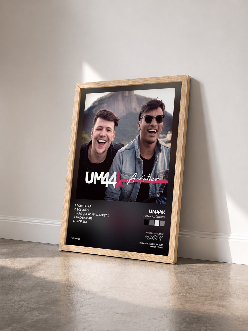 #bois Tableau de l'album UM44K Acústico de UM44K vu de trois quarts, cadre en bois brut