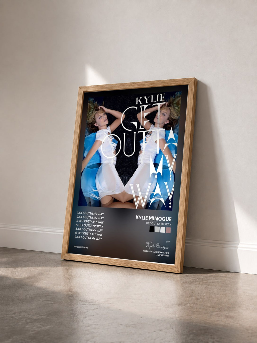 #bois Tableau de l'album Get Outta My Way de Kylie Minogue vu de trois quarts, cadre en bois brut