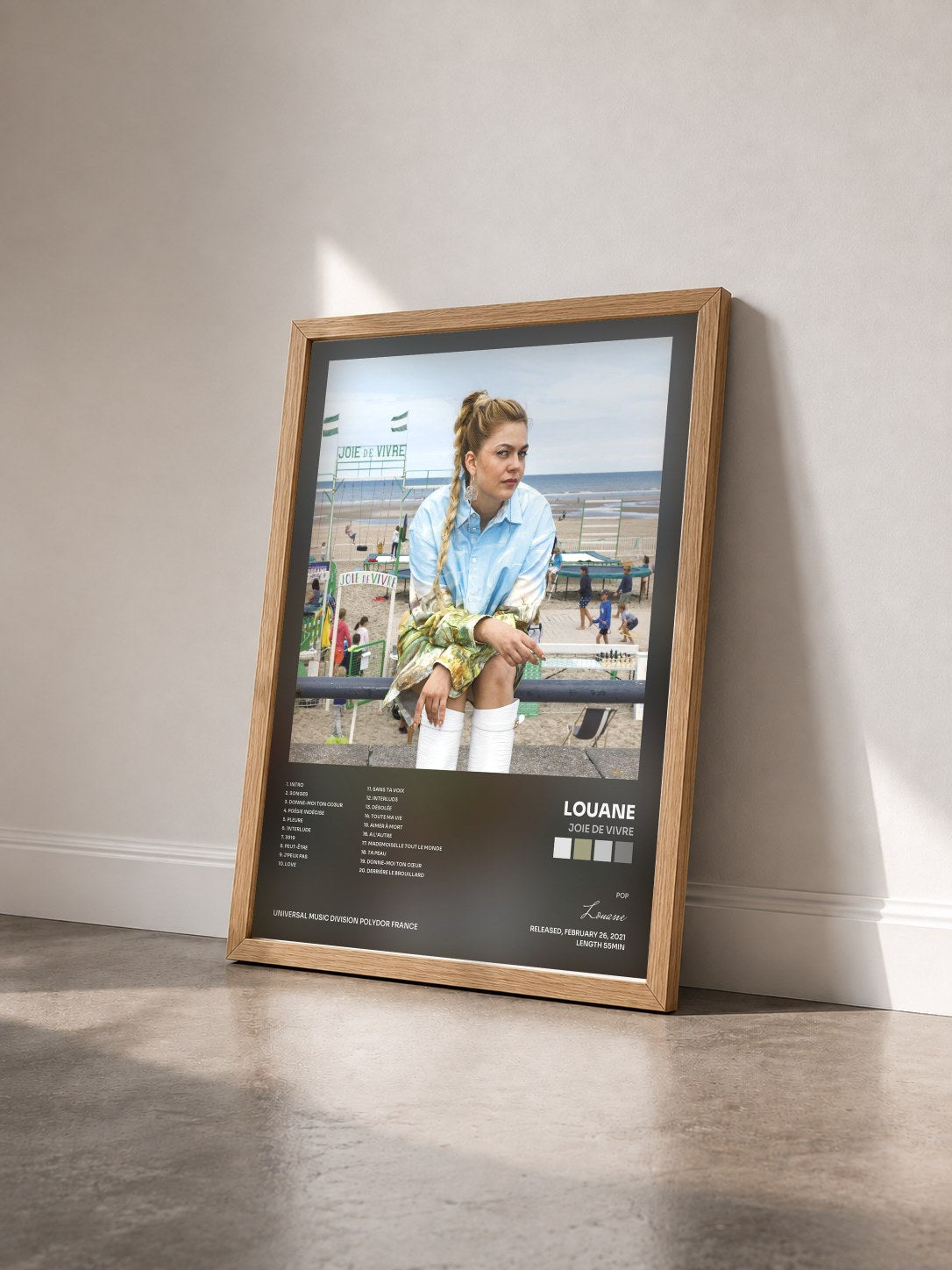 #bois Tableau de l'album Joie de vivre de Louane vu de trois quarts, cadre en bois brut