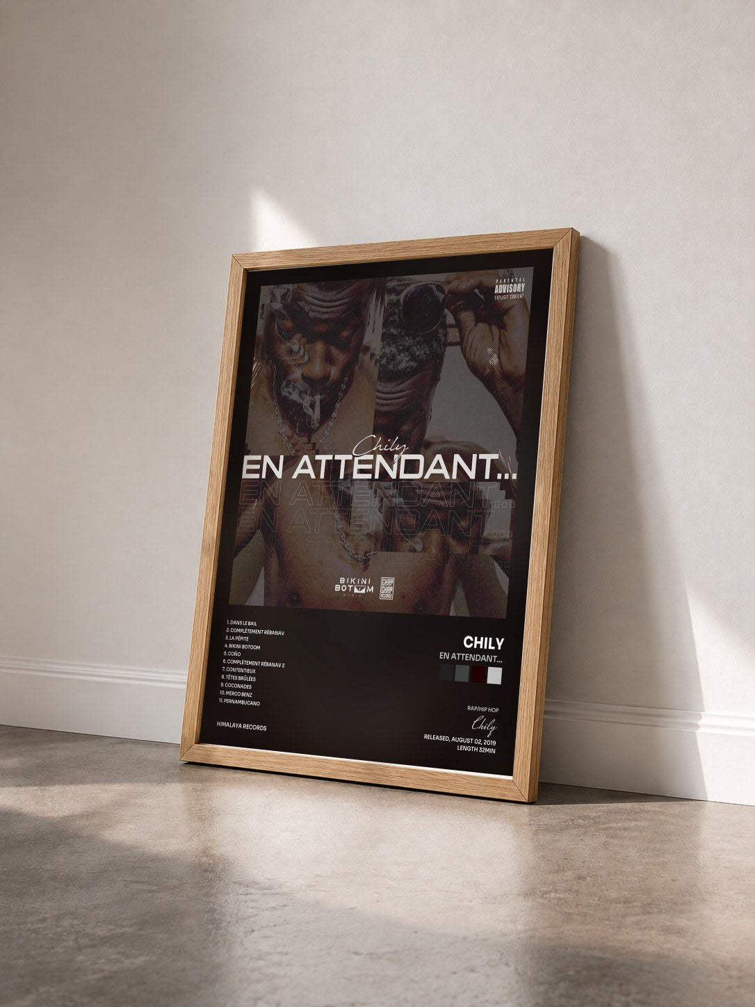 #bois Tableau de l'album En attendant... de Chily vu de trois quarts, cadre en bois brut