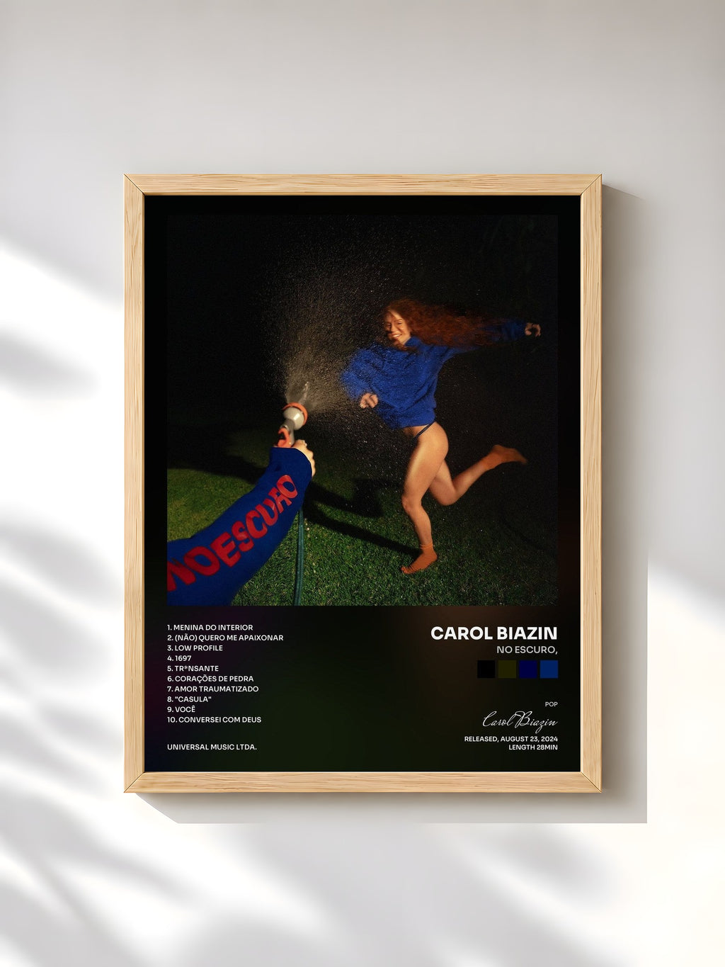 #bois Tableau de l'album No Escuro, de Carol Biazin, cadre en bois brut, imprimé et encadré en France