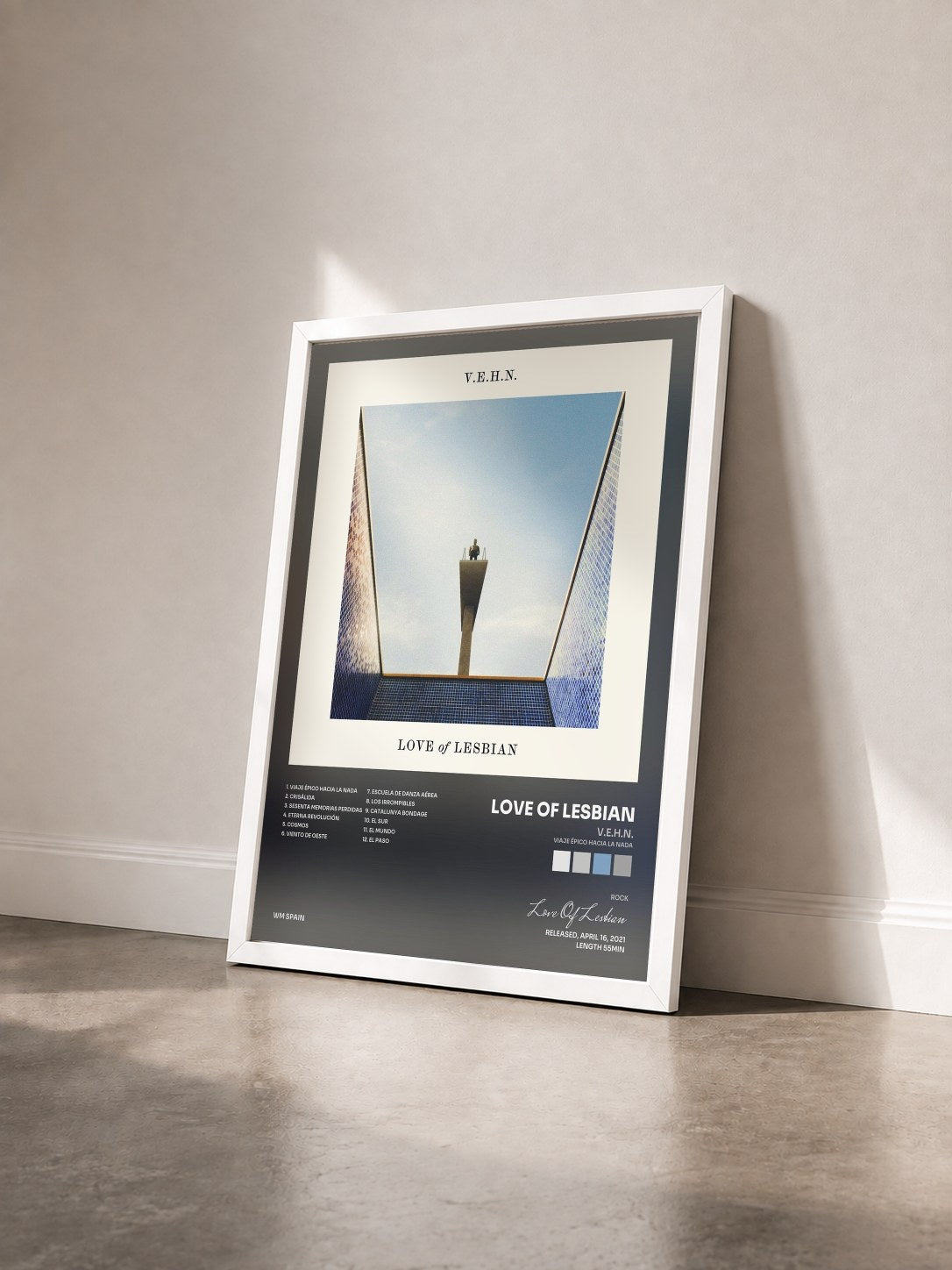 #blanc Tableau de l'album V.E.H.N. (Viaje épico hacia la nada) de Love Of Lesbian vu de trois quarts, cadre blanc