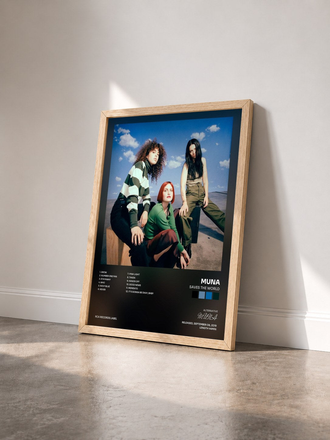 #bois Tableau de l'album Saves The World de MUNA vu de trois quarts, cadre en bois brut