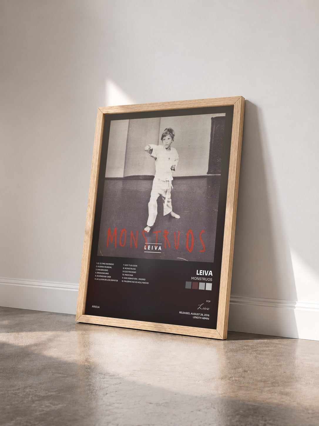 #bois Tableau de l'album Monstruos de Leiva vu de trois quarts, cadre en bois brut