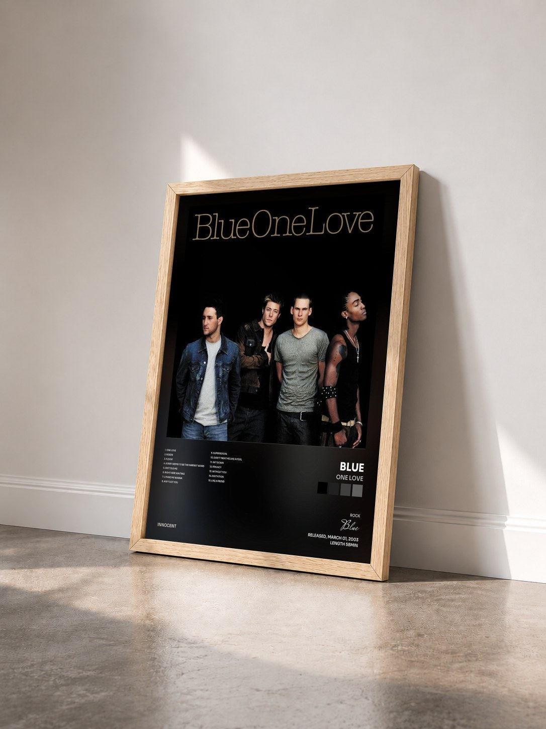 #bois Tableau de l'album One Love de Blue vu de trois quarts, cadre en bois brut