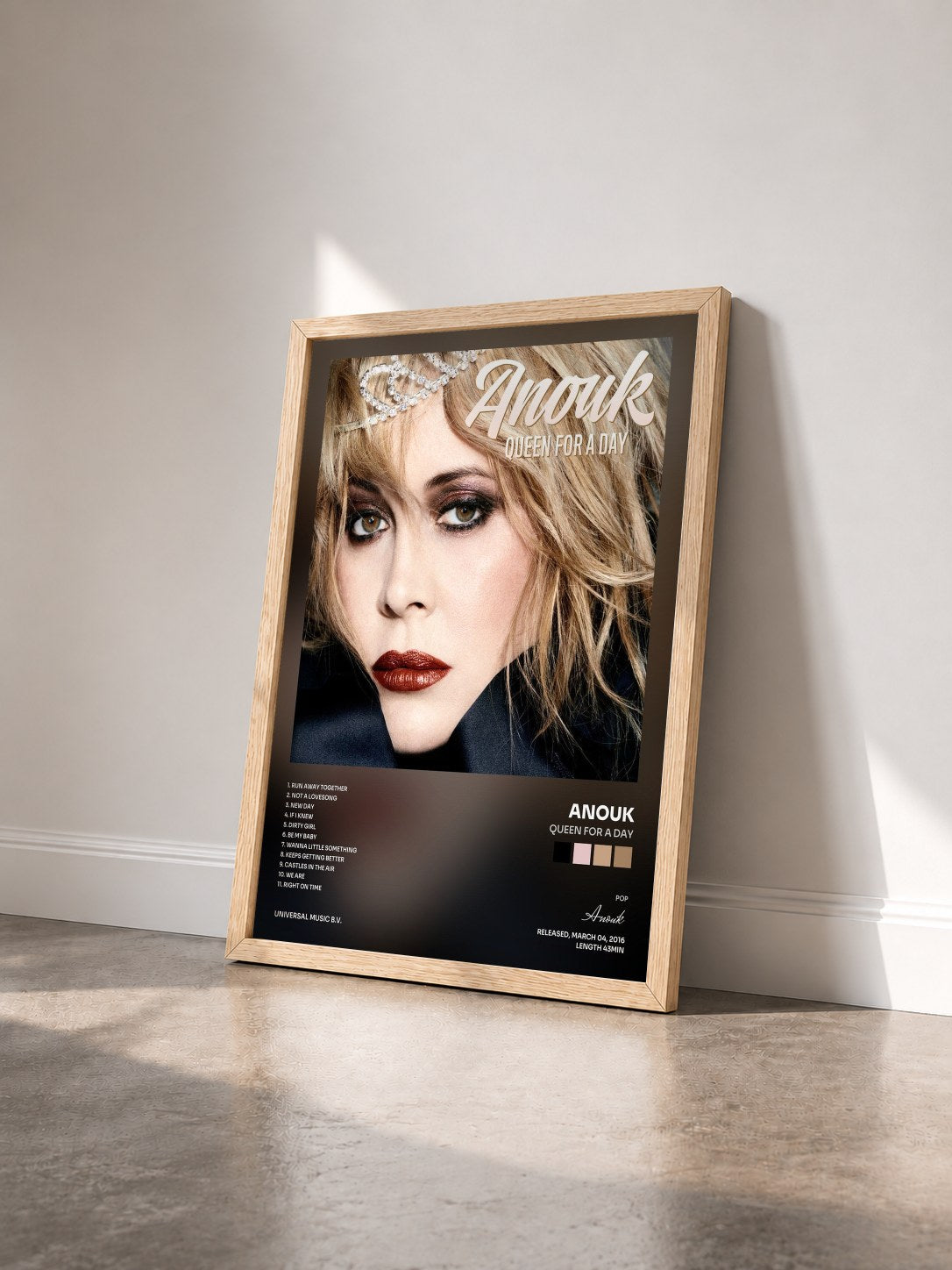 #bois Tableau de l'album Queen For A Day de Anouk vu de trois quarts, cadre en bois brut