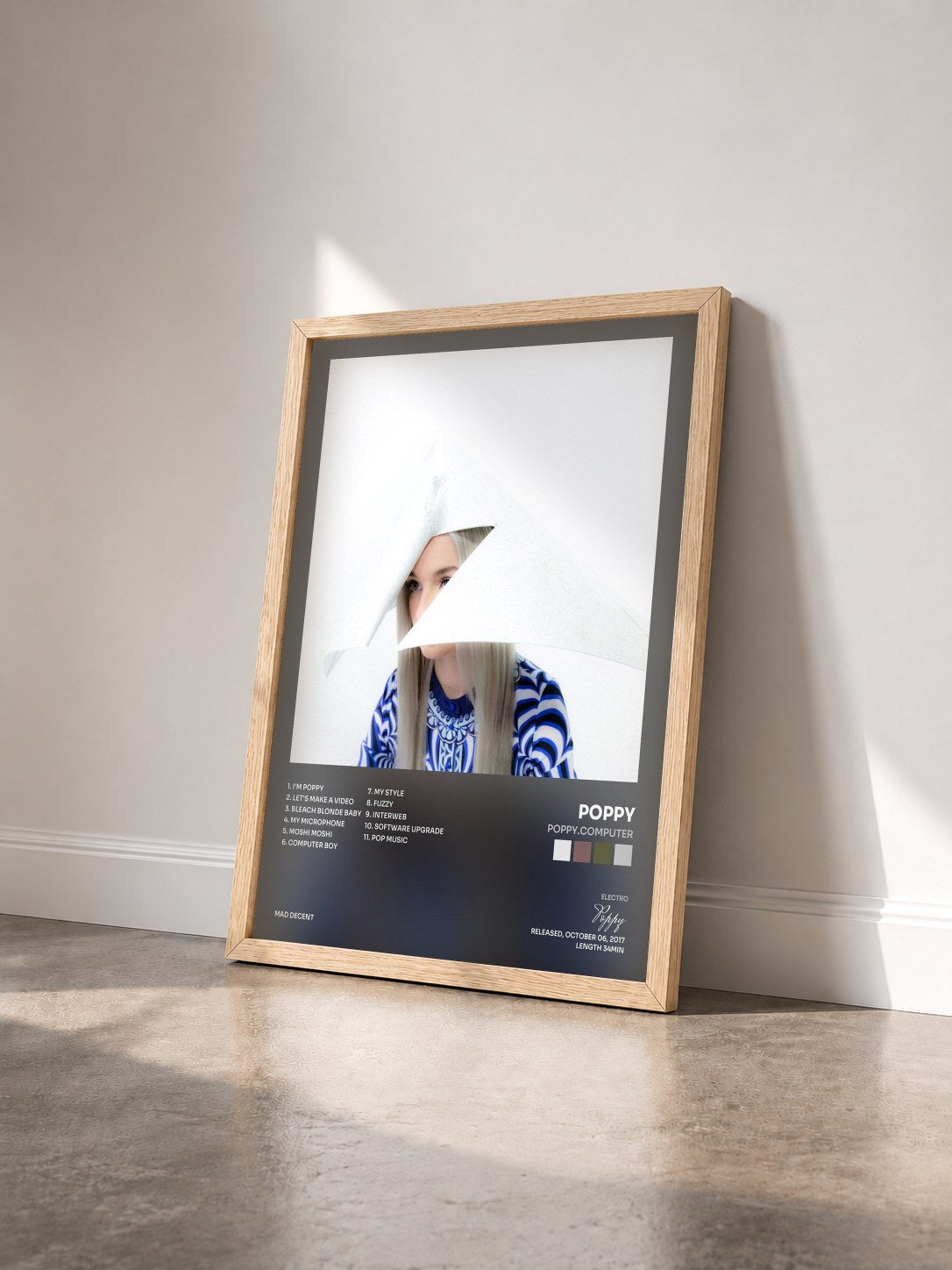 #bois Tableau de l'album Poppy.Computer de Poppy vu de trois quarts, cadre en bois brut