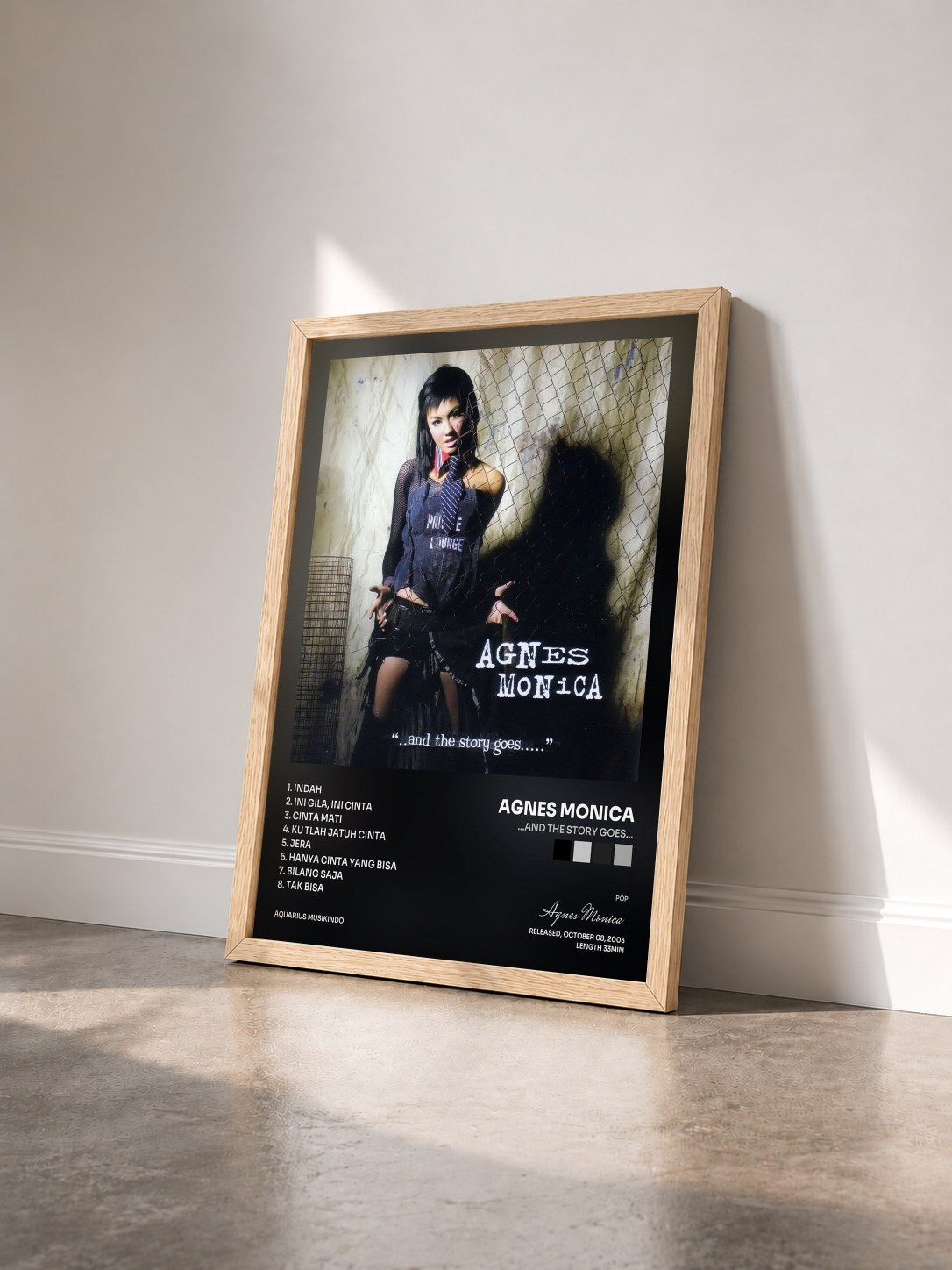 #bois Tableau de l'album ...And The Story Goes... de Agnes Monica vu de trois quarts, cadre en bois brut