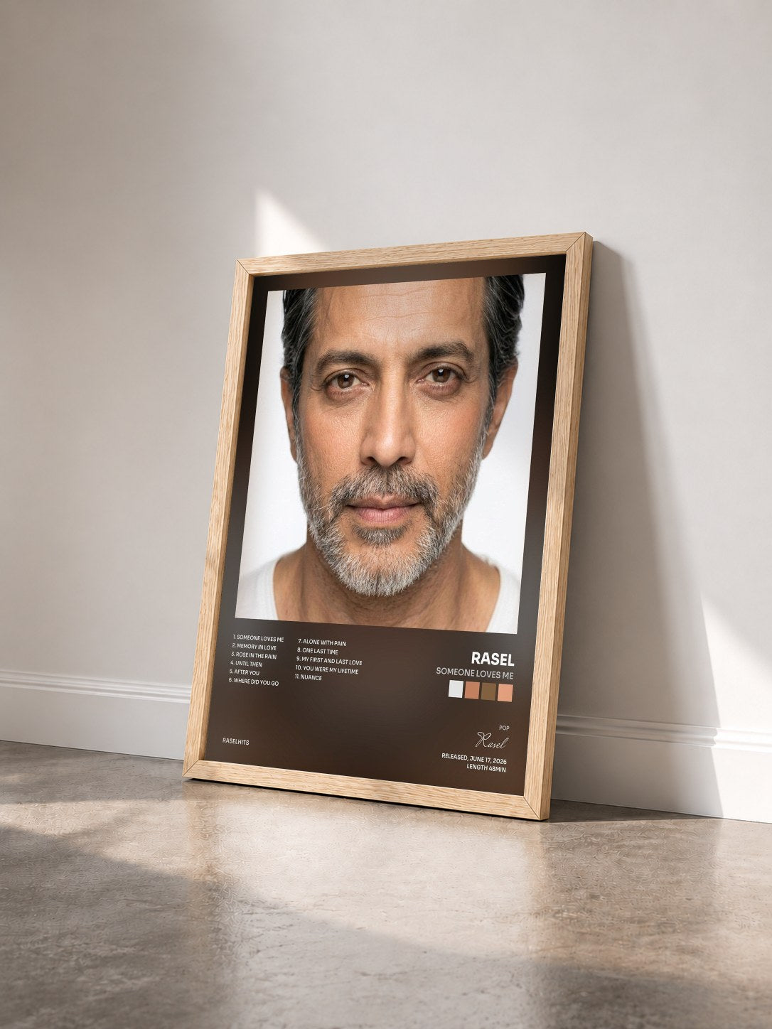 #bois Tableau de l'album Someone Loves Me de Rasel vu de trois quarts, cadre en bois brut