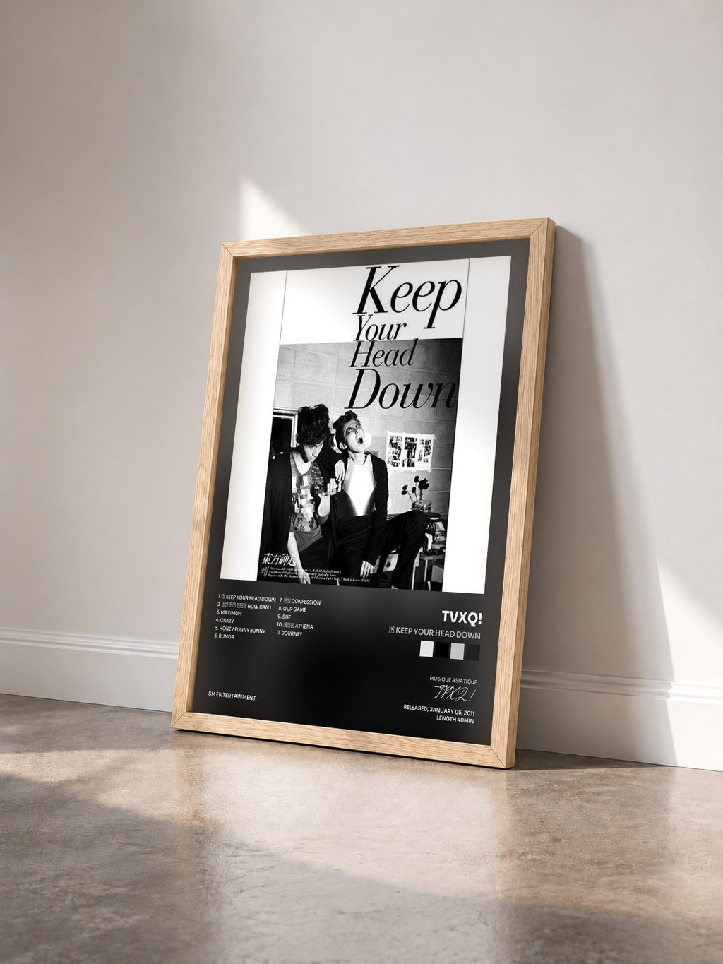 #bois Tableau de l'album 왜 Keep Your Head Down de TVXQ! vu de trois quarts, cadre en bois brut