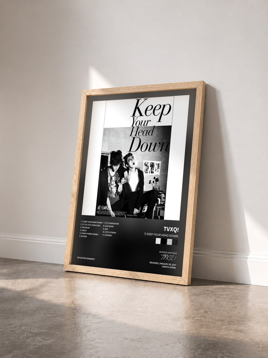 #bois Tableau de l'album 왜 Keep Your Head Down de TVXQ! vu de trois quarts, cadre en bois brut