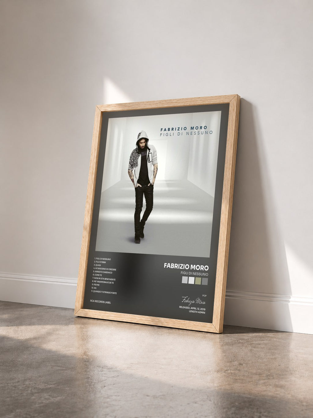 #bois Tableau de l'album Figli di nessuno de Fabrizio Moro vu de trois quarts, cadre en bois brut