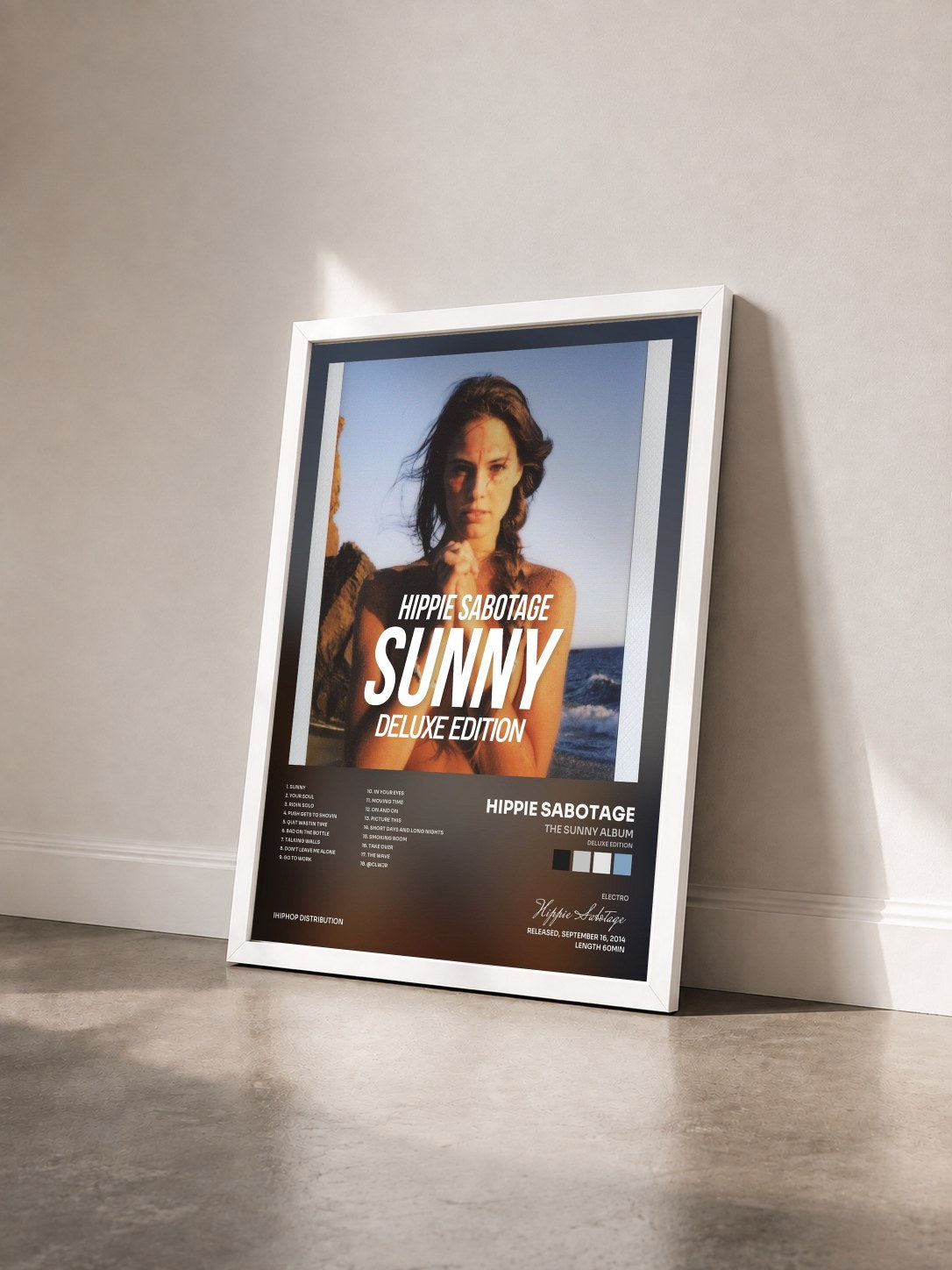 #blanc Tableau de l'album The Sunny Album (Deluxe Edition) de Hippie Sabotage vu de trois quarts, cadre blanc