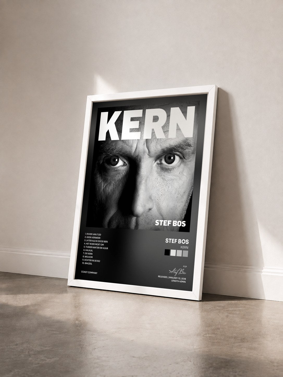 #blanc Tableau de l'album Kern de Stef Bos vu de trois quarts, cadre blanc