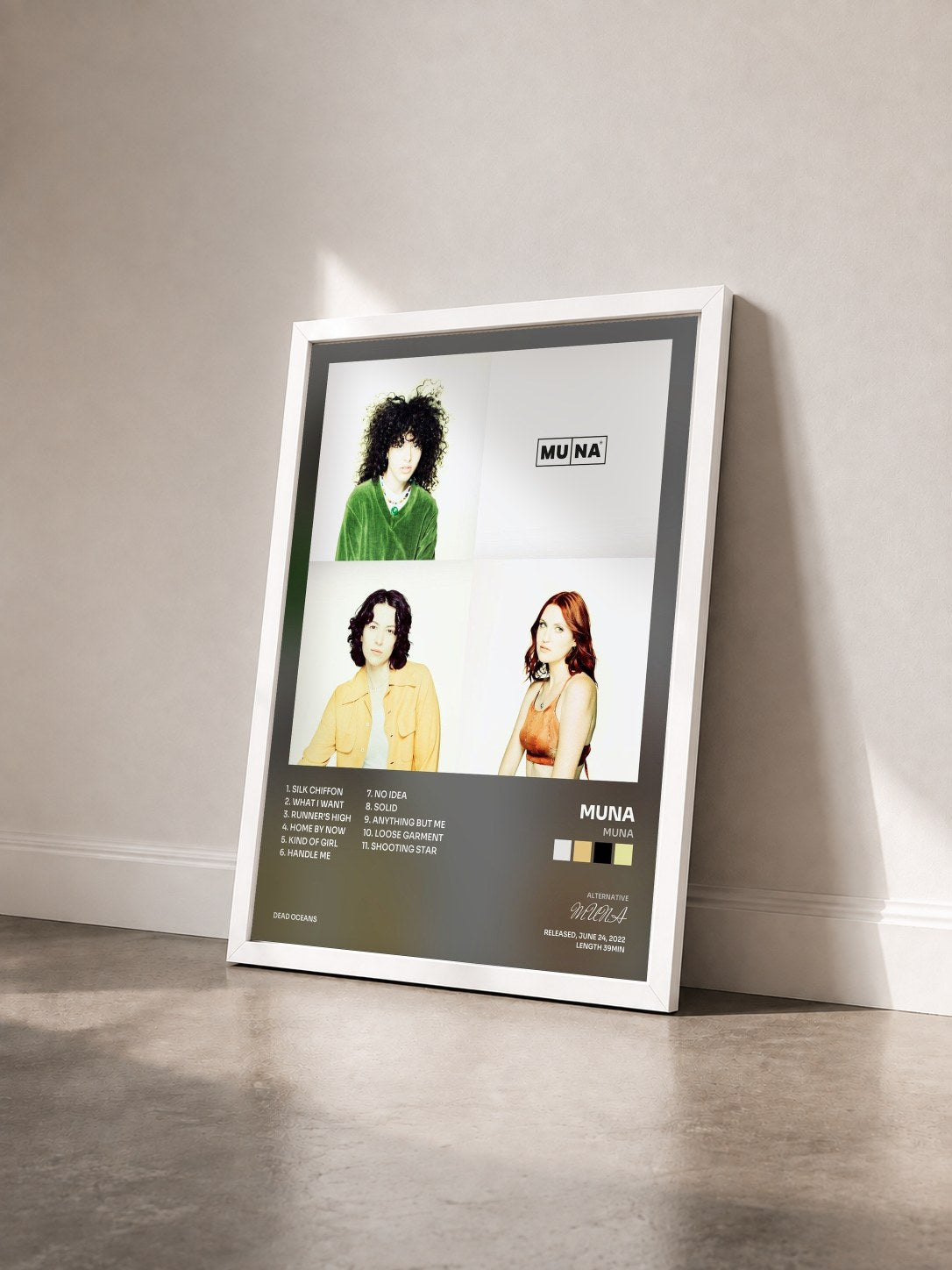 #blanc Tableau de l'album MUNA de MUNA vu de trois quarts, cadre blanc