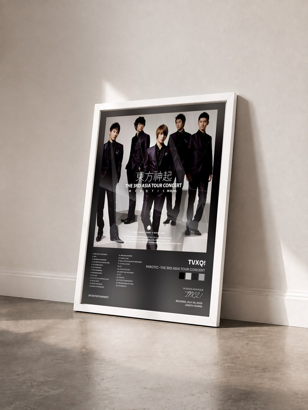 #blanc Tableau de l'album MIROTIC -The 3rd Asia Tour Concert de TVXQ! vu de trois quarts, cadre blanc