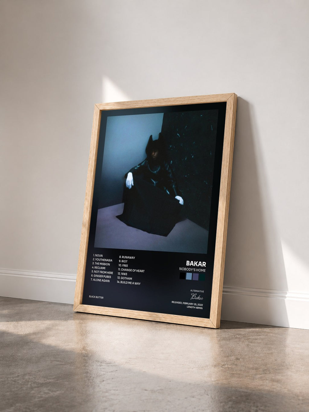 #bois Tableau de l'album Nobody's Home de Bakar vu de trois quarts, cadre en bois brut